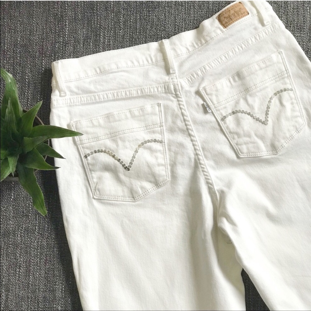 Levi’s “Perfectly Slimming” White 512 Capris